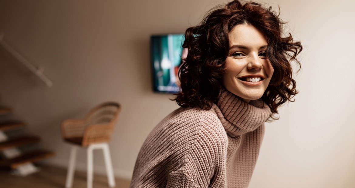 Aposte no cabelo castanho para obter um visual natural